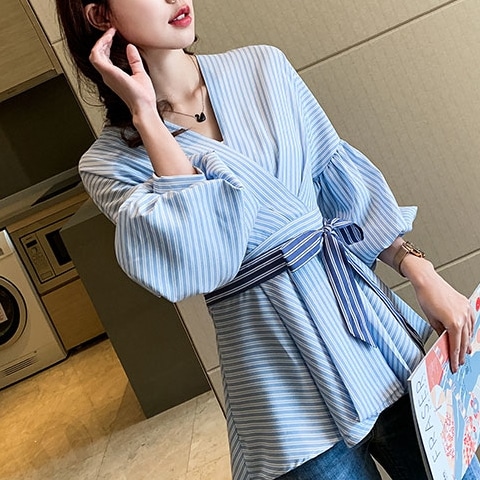 トップス シャツ レディース 春 秋 きれいめ オフィス 七分袖 ボリューム袖 Vネック カシュクール 襟なし ノーカラー フレア ペプラム Aライン 裾ワイド リボン ウエストリボン 青 ブルー S トップス シャツ レディース 春 秋 きれいめ オフィス 七分袖 ボリューム袖 Vネック カシュクール 襟なし ノーカラー フレア ペプラム Aライン 裾ワイド リボン ウエストリボン 青 ブルー S