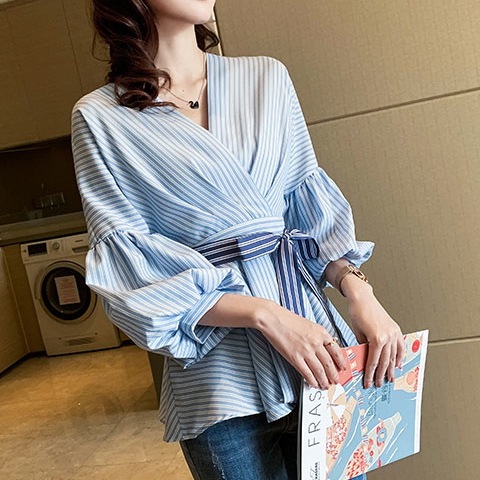 トップス シャツ レディース 春 秋 きれいめ オフィス 七分袖 ボリューム袖 Vネック カシュクール 襟なし ノーカラー フレア ペプラム Aライン 裾ワイド リボン ウエストリボン 青 ブルー S トップス シャツ レディース 春 秋 きれいめ オフィス 七分袖 ボリューム袖 Vネック カシュクール 襟なし ノーカラー フレア ペプラム Aライン 裾ワイド リボン ウエストリボン 青 ブルー S