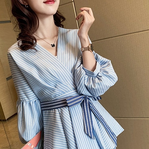 トップス シャツ レディース 春 秋 きれいめ オフィス 七分袖 ボリューム袖 Vネック カシュクール 襟なし ノーカラー フレア ペプラム Aライン 裾ワイド リボン ウエストリボン 青 ブルー S トップス シャツ レディース 春 秋 きれいめ オフィス 七分袖 ボリューム袖 Vネック カシュクール 襟なし ノーカラー フレア ペプラム Aライン 裾ワイド リボン ウエストリボン 青 ブルー S