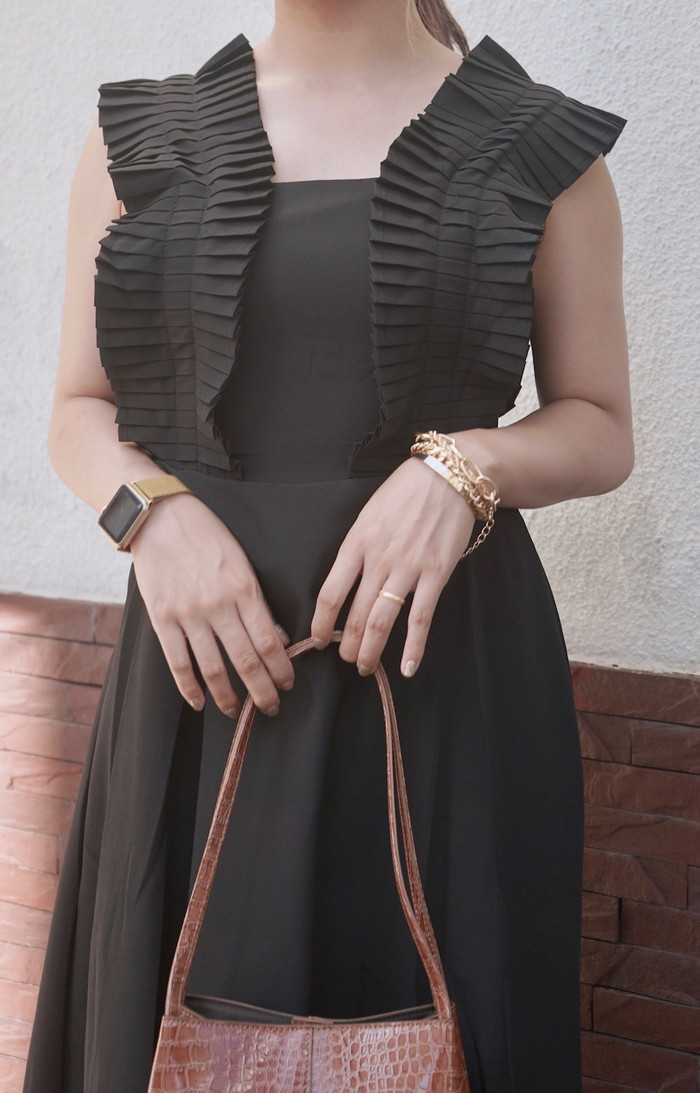 プリーツポイントスリーブレスワンピース（ブラック）