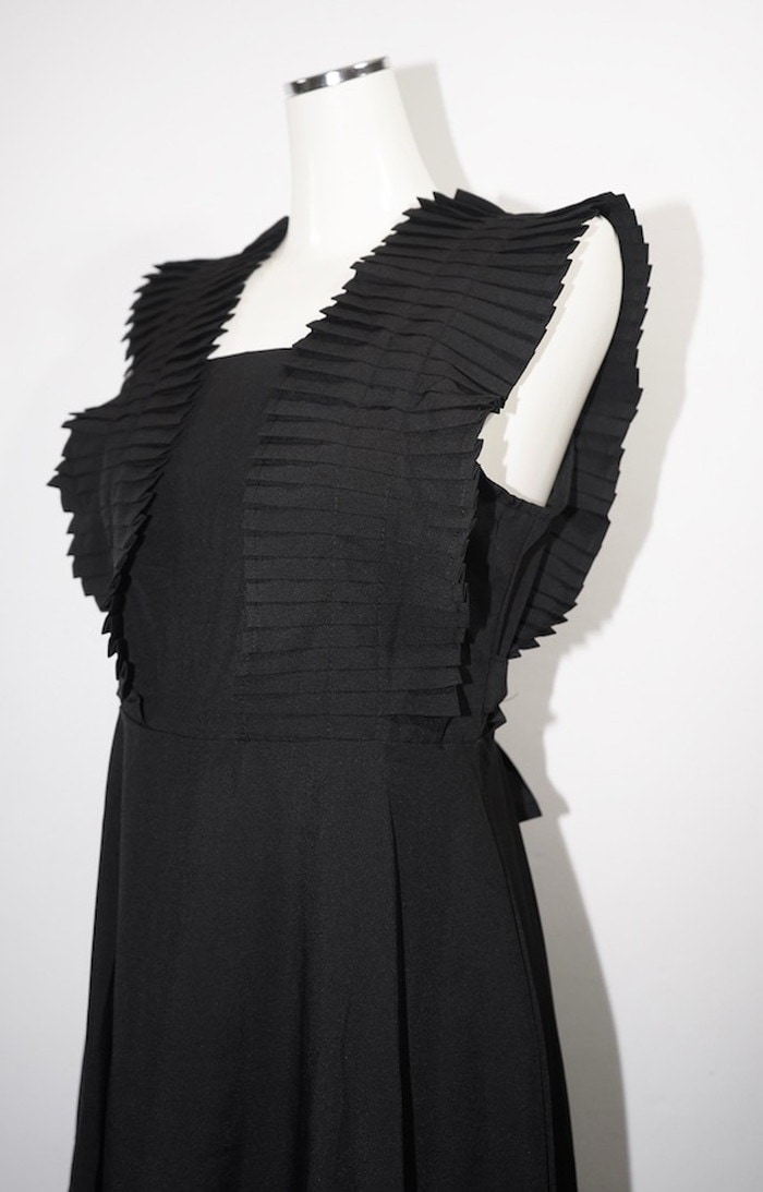 プリーツポイントスリーブレスワンピース（ブラック）