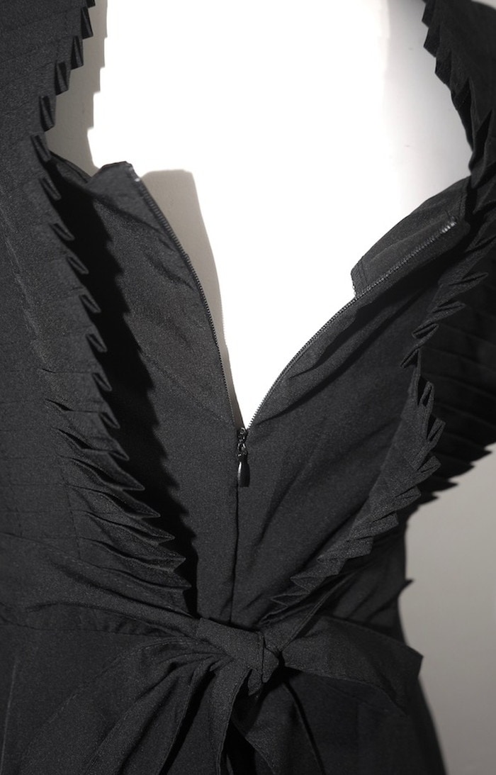 プリーツポイントスリーブレスワンピース（ブラック）