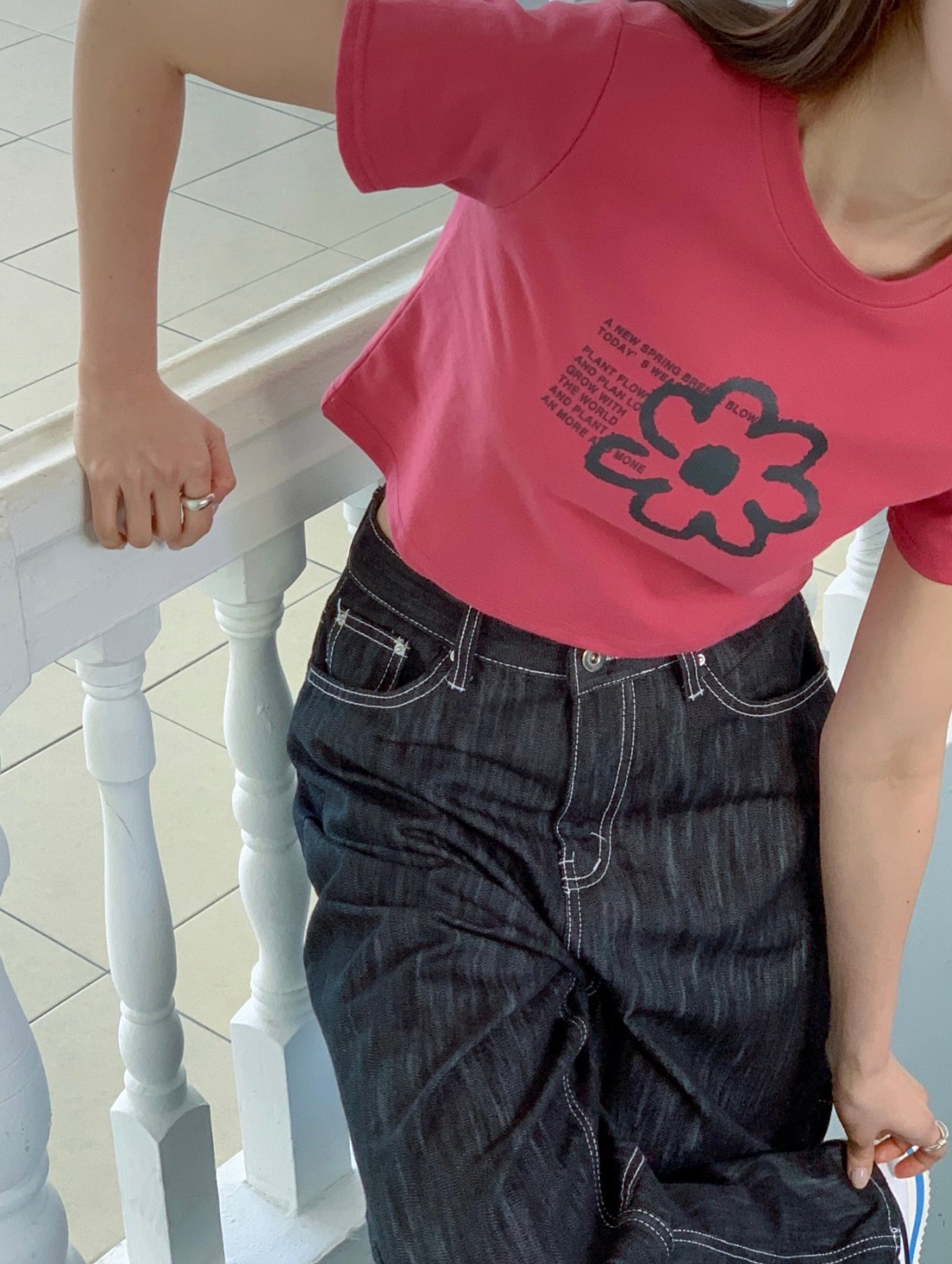 落書きフラワークロップドTシャツ/韓国Tシャツ/韓国デザイン/個性Tシャツ/手書きデザイン/フラワーTシャツ/クロップド丈