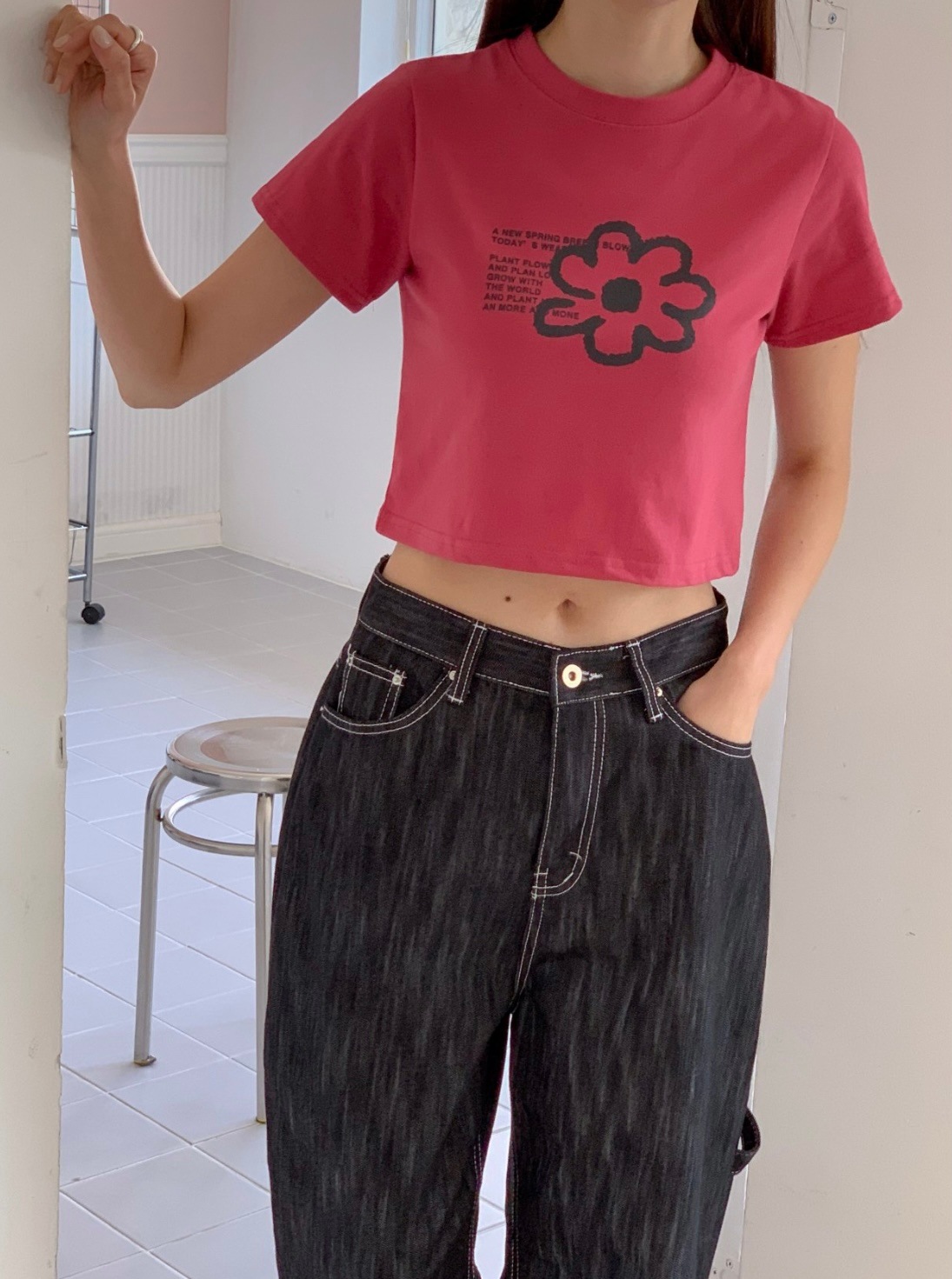 落書きフラワークロップドTシャツ/韓国Tシャツ/韓国デザイン/個性Tシャツ/手書きデザイン/フラワーTシャツ/クロップド丈