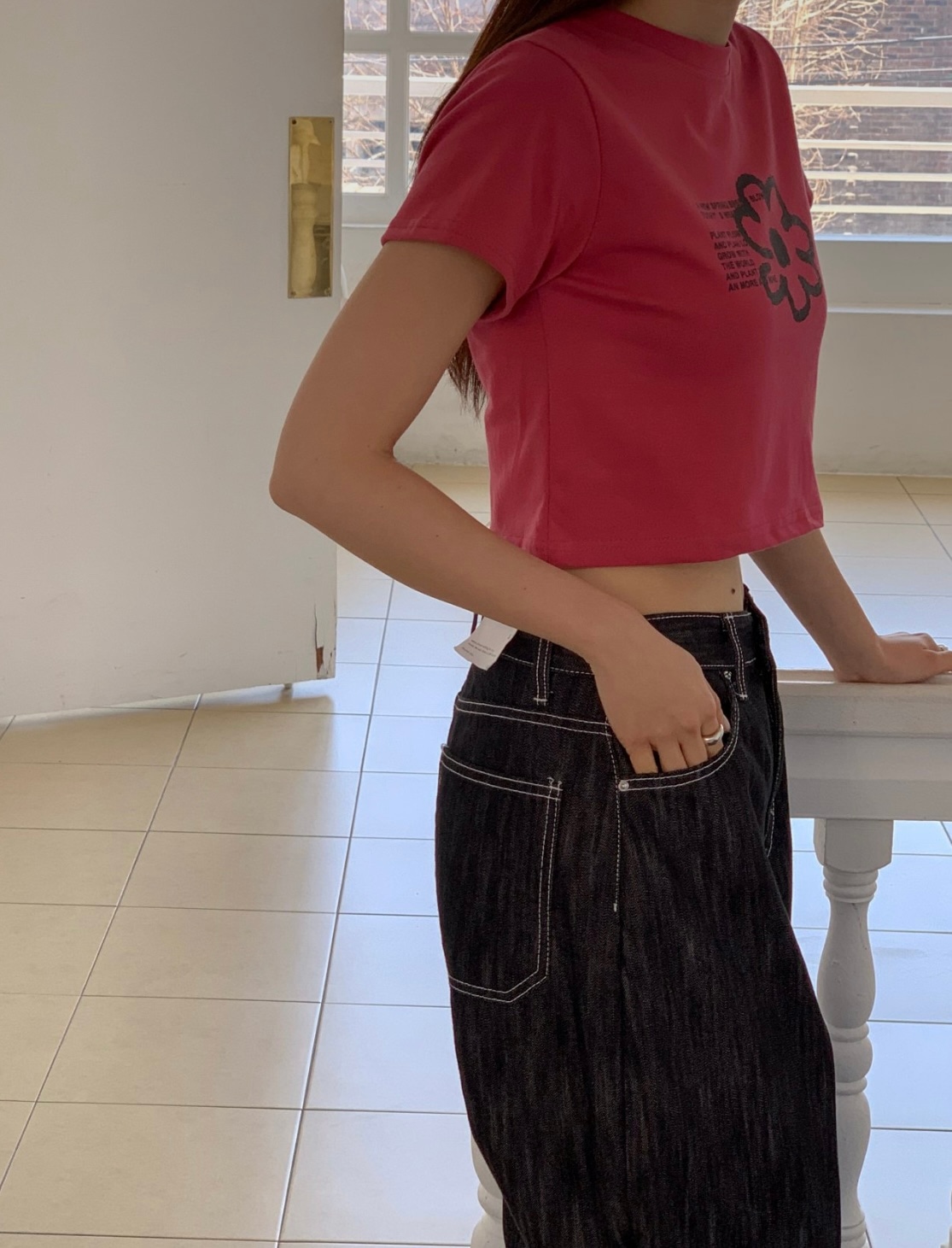 落書きフラワークロップドTシャツ/韓国Tシャツ/韓国デザイン/個性Tシャツ/手書きデザイン/フラワーTシャツ/クロップド丈