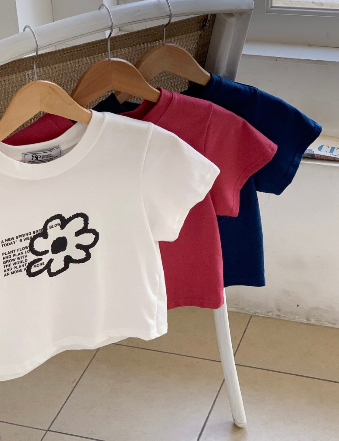 落書きフラワークロップドTシャツ/韓国Tシャツ/韓国デザイン/個性Tシャツ/手書きデザイン/フラワーTシャツ/クロップド丈