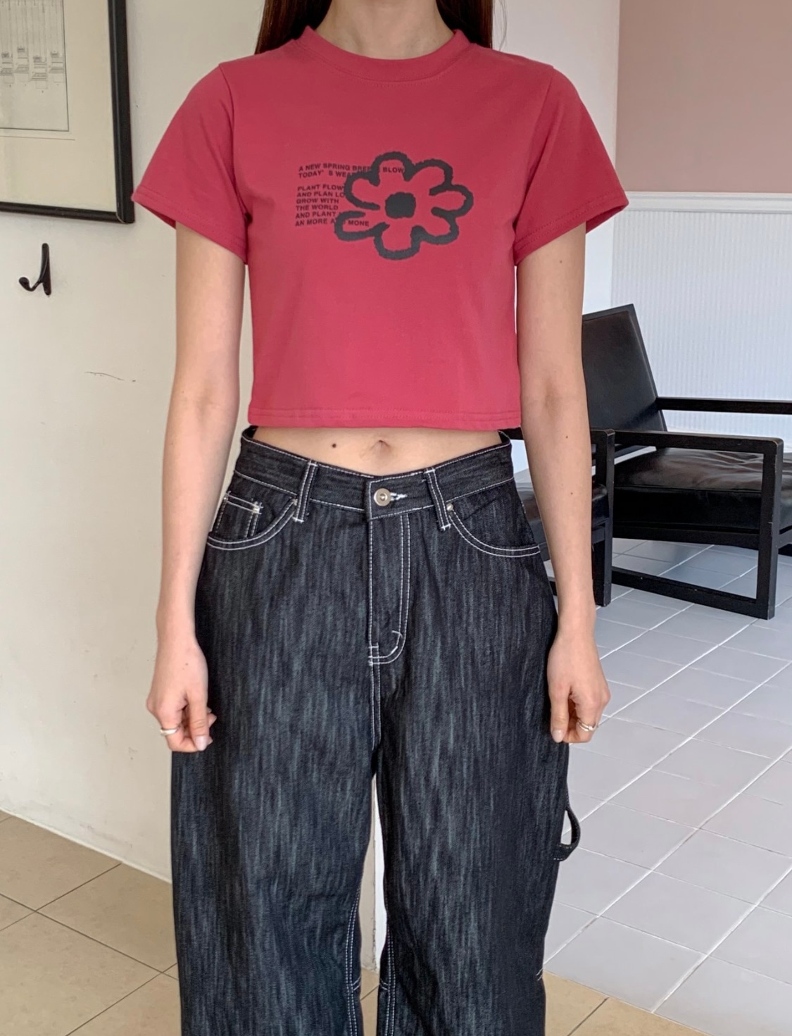 落書きフラワークロップドTシャツ/韓国Tシャツ/韓国デザイン/個性Tシャツ/手書きデザイン/フラワーTシャツ/クロップド丈