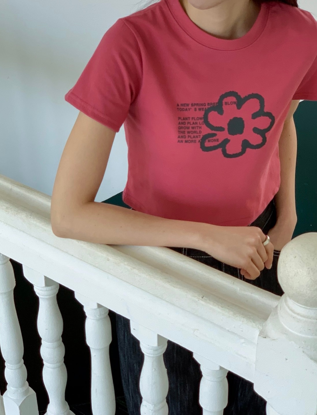 落書きフラワークロップドTシャツ/韓国Tシャツ/韓国デザイン/個性Tシャツ/手書きデザイン/フラワーTシャツ/クロップド丈