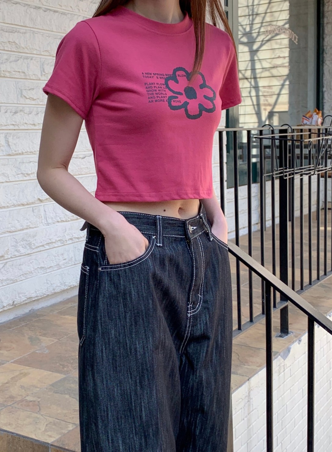 落書きフラワークロップドTシャツ/韓国Tシャツ/韓国デザイン/個性Tシャツ/手書きデザイン/フラワーTシャツ/クロップド丈