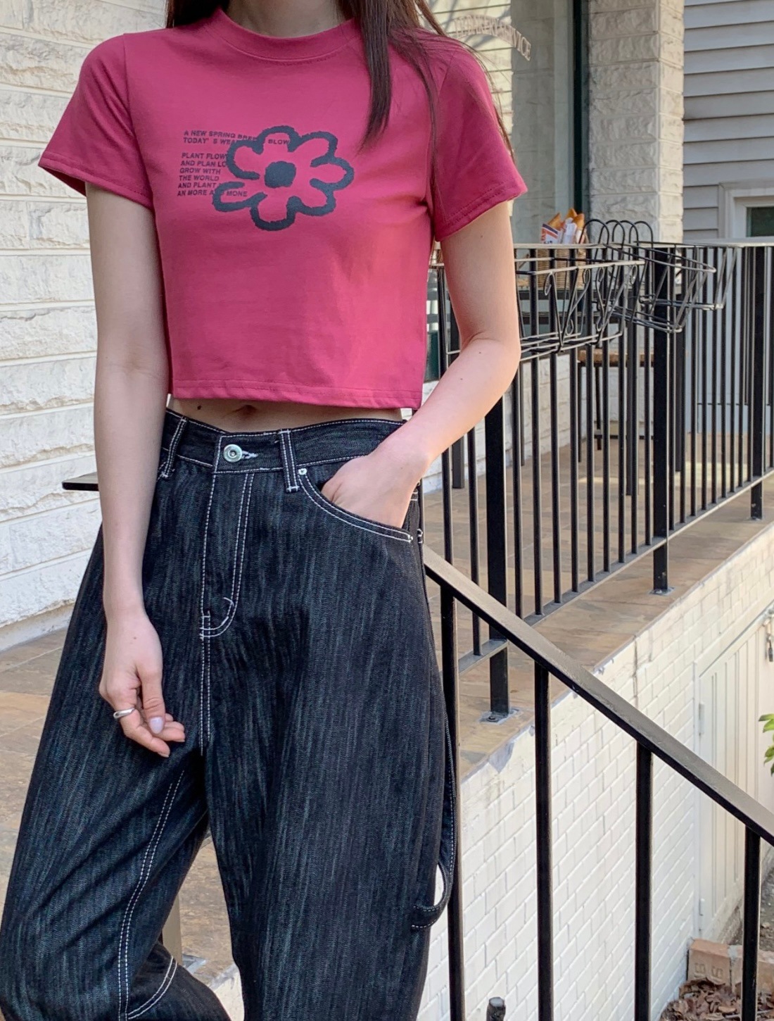 落書きフラワークロップドTシャツ/韓国Tシャツ/韓国デザイン/個性Tシャツ/手書きデザイン/フラワーTシャツ/クロップド丈