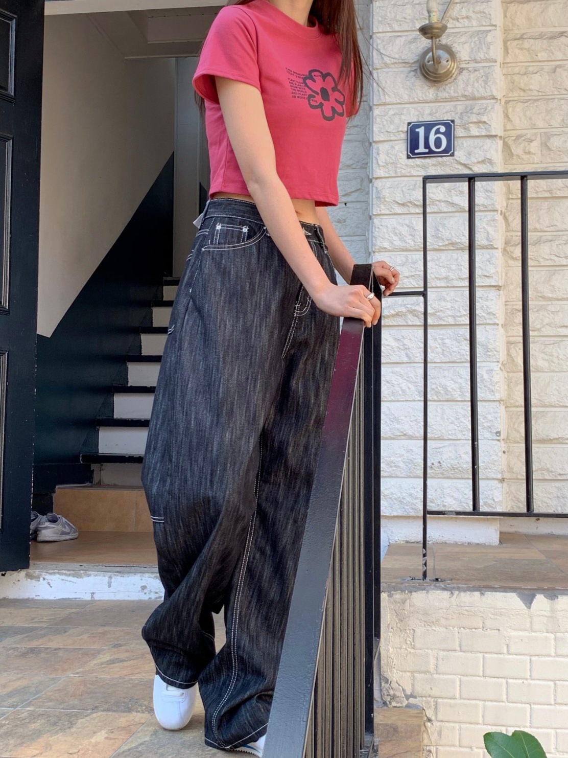 落書きフラワークロップドTシャツ/韓国Tシャツ/韓国デザイン/個性Tシャツ/手書きデザイン/フラワーTシャツ/クロップド丈