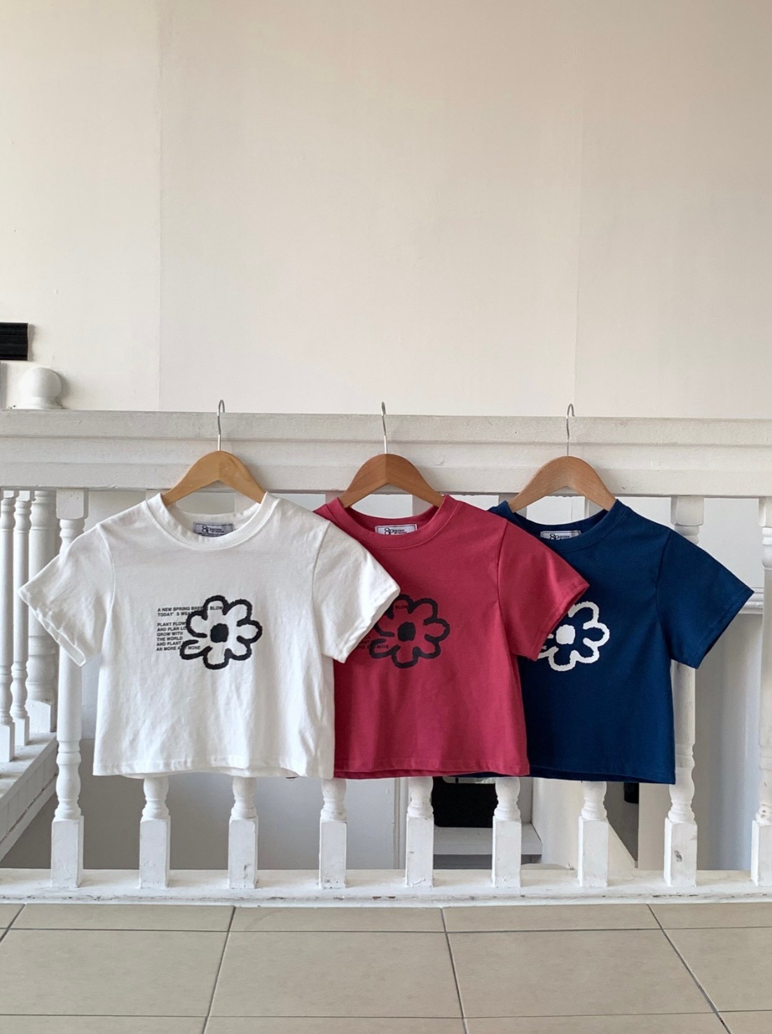 落書きフラワークロップドTシャツ/韓国Tシャツ/韓国デザイン/個性Tシャツ/手書きデザイン/フラワーTシャツ/クロップド丈