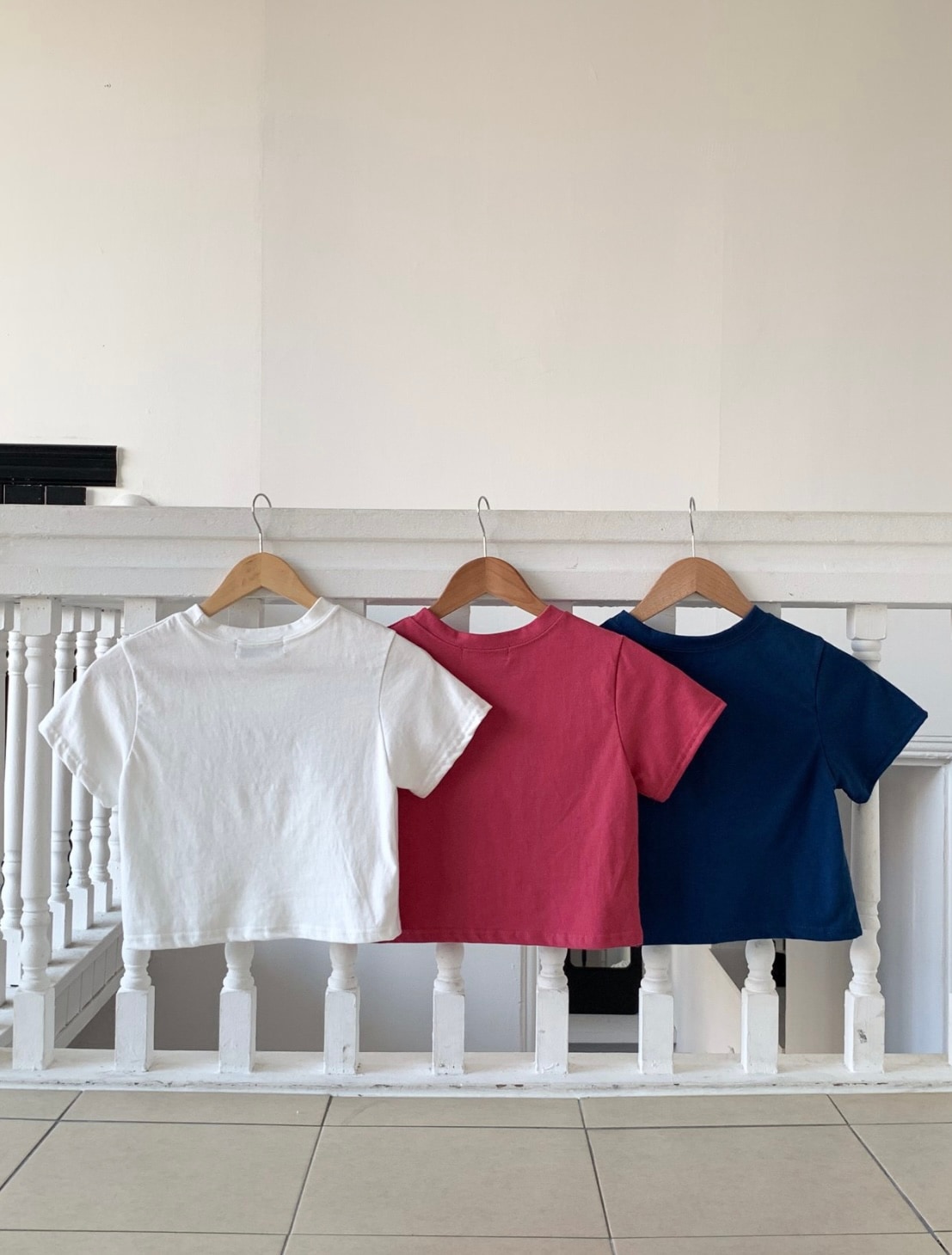 落書きフラワークロップドTシャツ/韓国Tシャツ/韓国デザイン/個性Tシャツ/手書きデザイン/フラワーTシャツ/クロップド丈