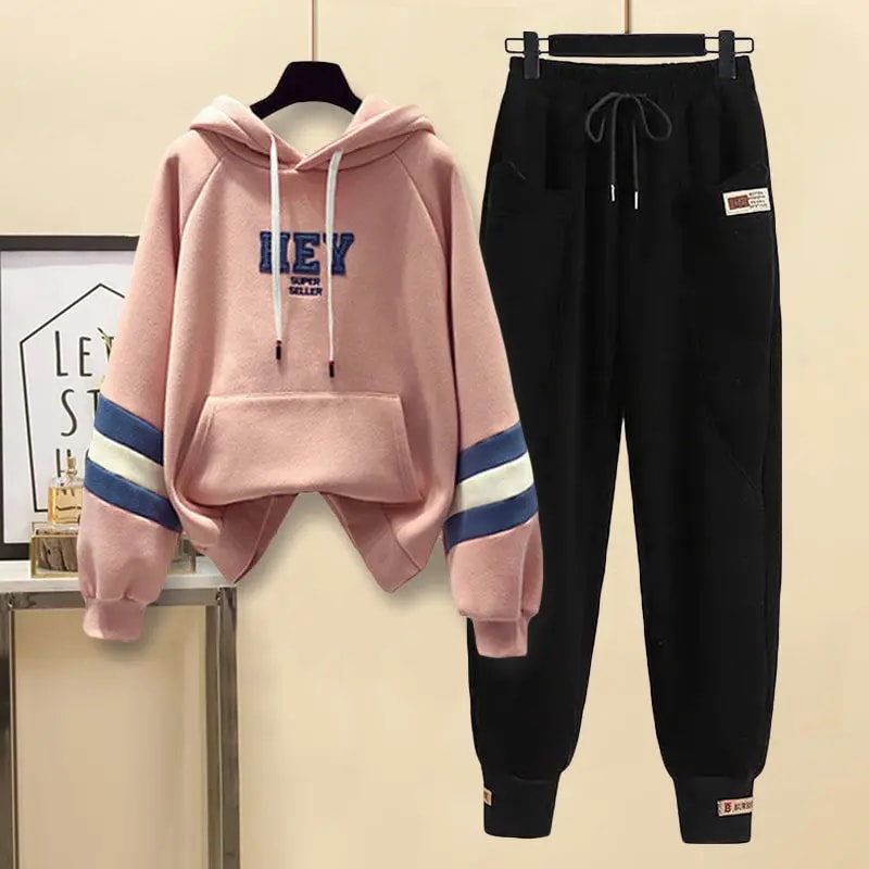 女性のツーピースのフード付きスウェットシャツとパンツ,対照的な文字がプリントされたカジュアルな夏服,スポーツとランニング用