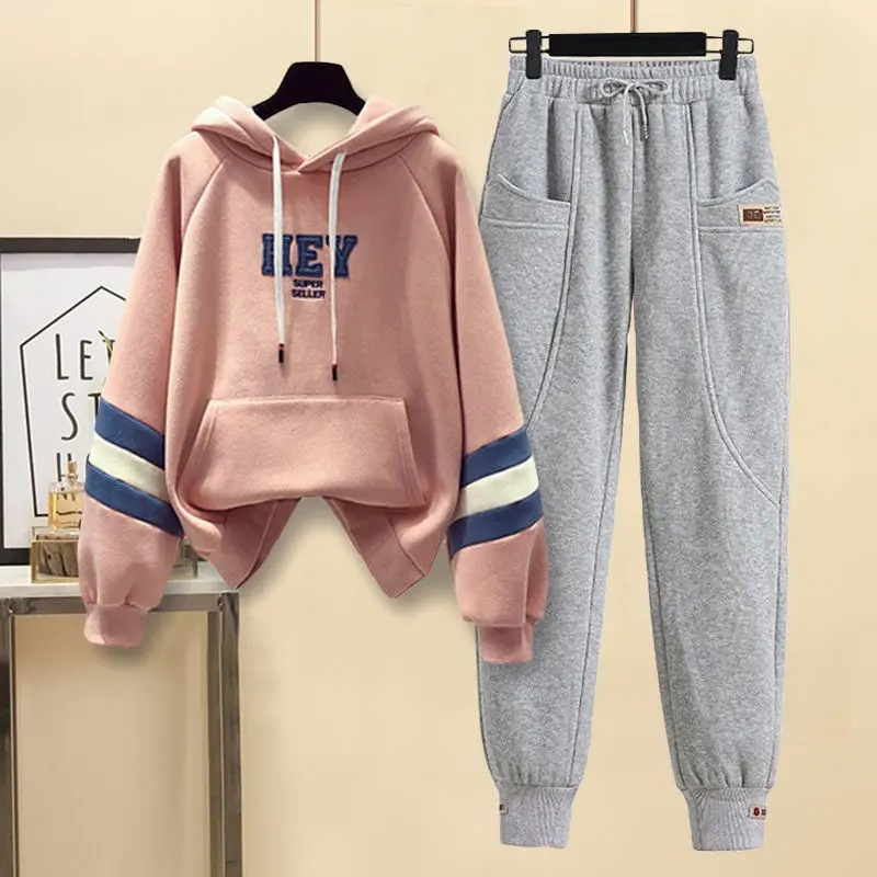 女性のツーピースのフード付きスウェットシャツとパンツ,対照的な文字がプリントされたカジュアルな夏服,スポーツとランニング用