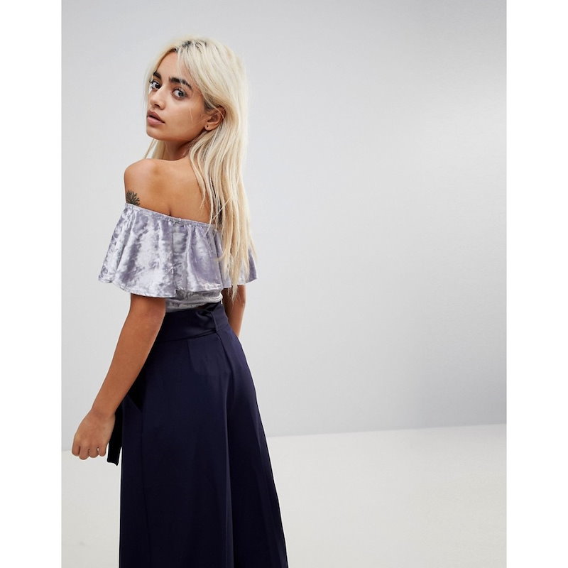 グラマラス レディース トップス オフショルダー【Glamorous Petite Off Shoulder Crop Top With Ruffle In Crushed Velvet】Ice bl グラマラス レディース トップス オフショルダー【Glamorous Petite Off Shoulder Crop Top With Ruffle In Crushed Velvet】Ice bl