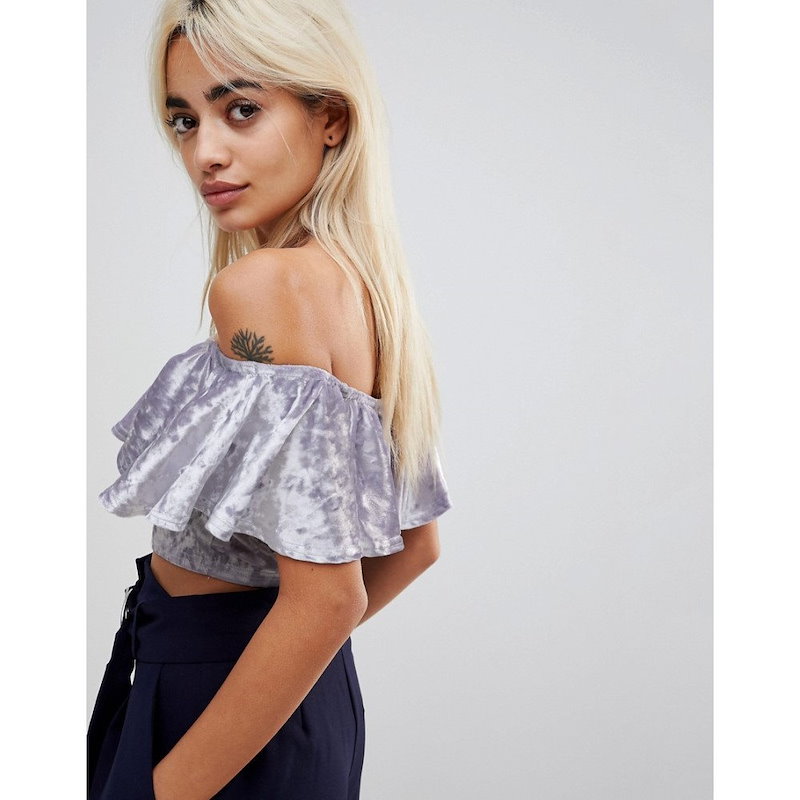 グラマラス レディース トップス オフショルダー【Glamorous Petite Off Shoulder Crop Top With Ruffle In Crushed Velvet】Ice bl グラマラス レディース トップス オフショルダー【Glamorous Petite Off Shoulder Crop Top With Ruffle In Crushed Velvet】Ice bl