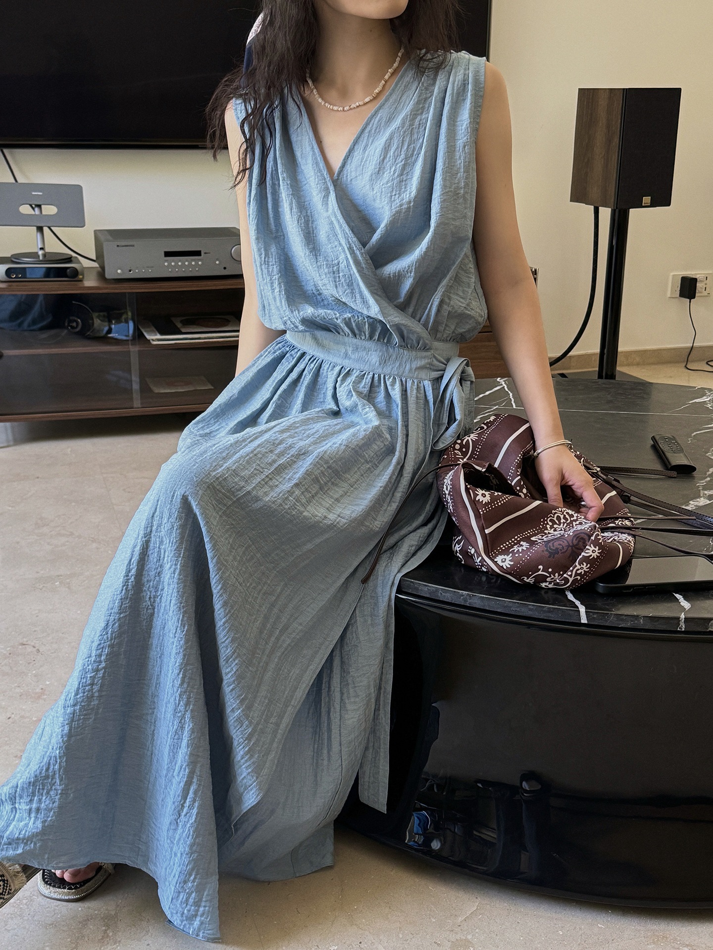 夏の新型のフランス式ロマンチックな腰のしわのvネックの袖なしのワンピースの軽やかでふわふわしている気質の長いスカートの女性 夏の新型のフランス式ロマンチックな腰のしわのvネックの袖なしのワンピースの軽やかでふわふわしている気質の長いスカートの女性