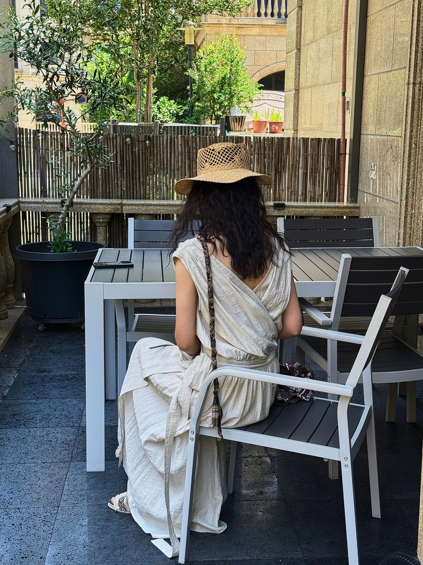 夏の新型のフランス式ロマンチックな腰のしわのvネックの袖なしのワンピースの軽やかでふわふわしている気質の長いスカートの女性 夏の新型のフランス式ロマンチックな腰のしわのvネックの袖なしのワンピースの軽やかでふわふわしている気質の長いスカートの女性