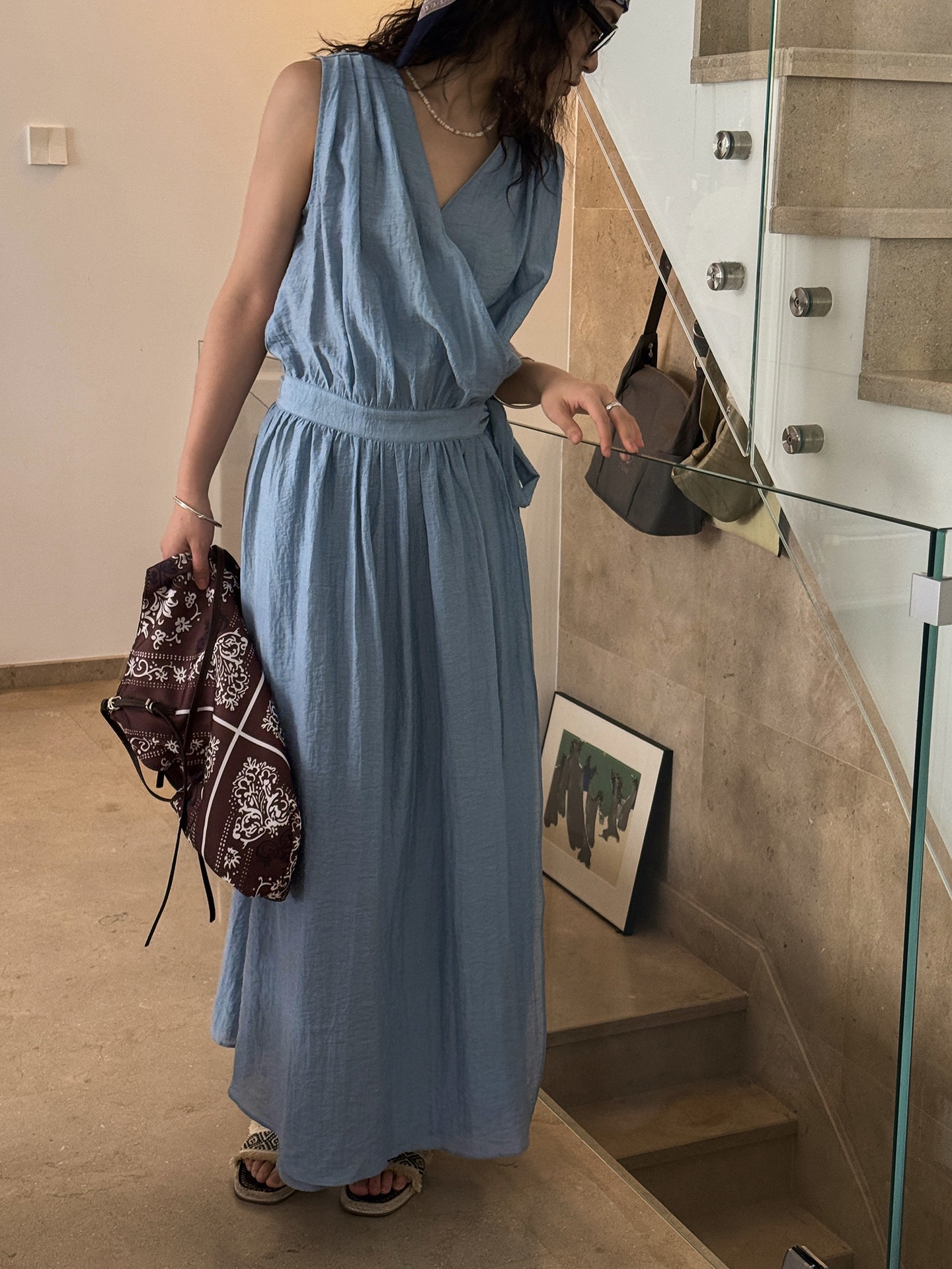 夏の新型のフランス式ロマンチックな腰のしわのvネックの袖なしのワンピースの軽やかでふわふわしている気質の長いスカートの女性 夏の新型のフランス式ロマンチックな腰のしわのvネックの袖なしのワンピースの軽やかでふわふわしている気質の長いスカートの女性