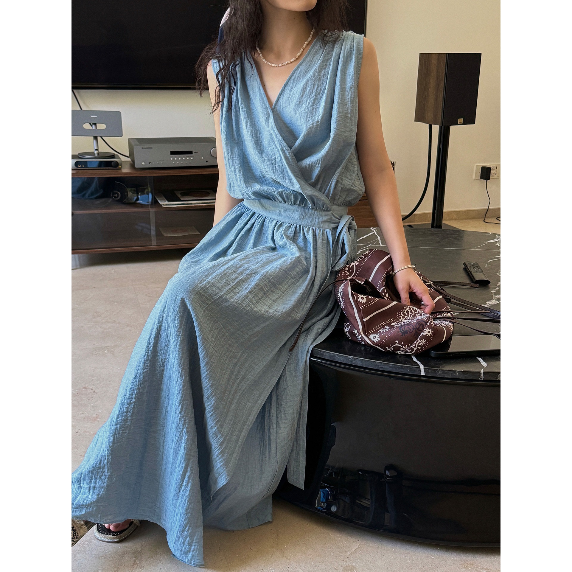 夏の新型のフランス式ロマンチックな腰のしわのvネックの袖なしのワンピースの軽やかでふわふわしている気質の長いスカートの女性 夏の新型のフランス式ロマンチックな腰のしわのvネックの袖なしのワンピースの軽やかでふわふわしている気質の長いスカートの女性