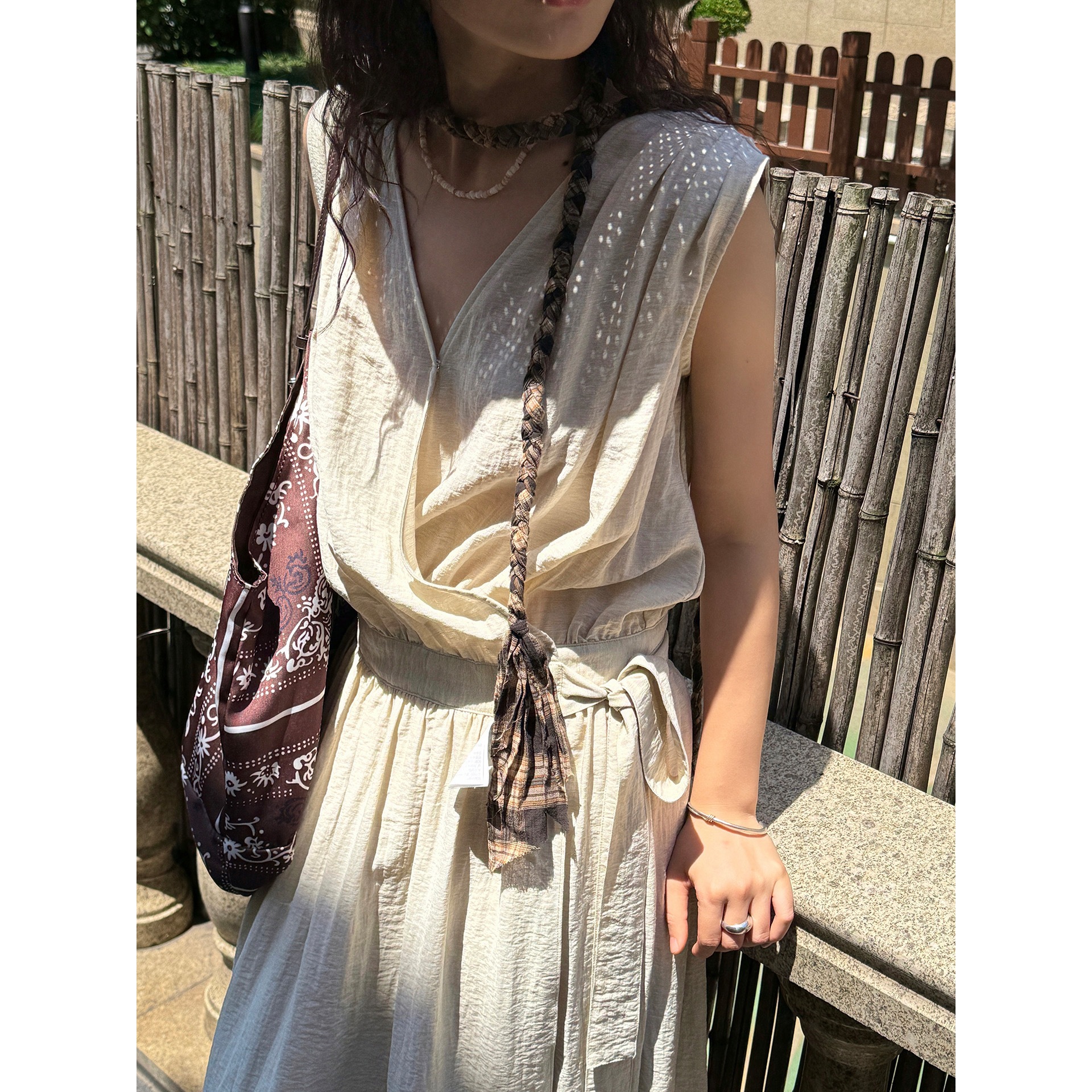 夏の新型のフランス式ロマンチックな腰のしわのvネックの袖なしのワンピースの軽やかでふわふわしている気質の長いスカートの女性 夏の新型のフランス式ロマンチックな腰のしわのvネックの袖なしのワンピースの軽やかでふわふわしている気質の長いスカートの女性