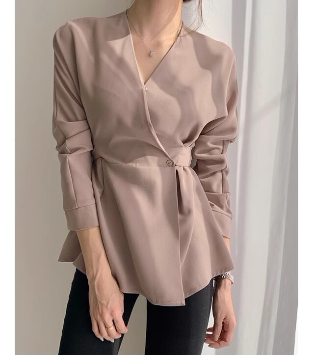ウエストシェイプ ペプラム調 トップス ブラウス ミディアム丈 長袖 襟なし Vネック カシュクール ウエストマーク バックリボン バックシャン バックコンシャス 切り替えデザイン ハイウエスト