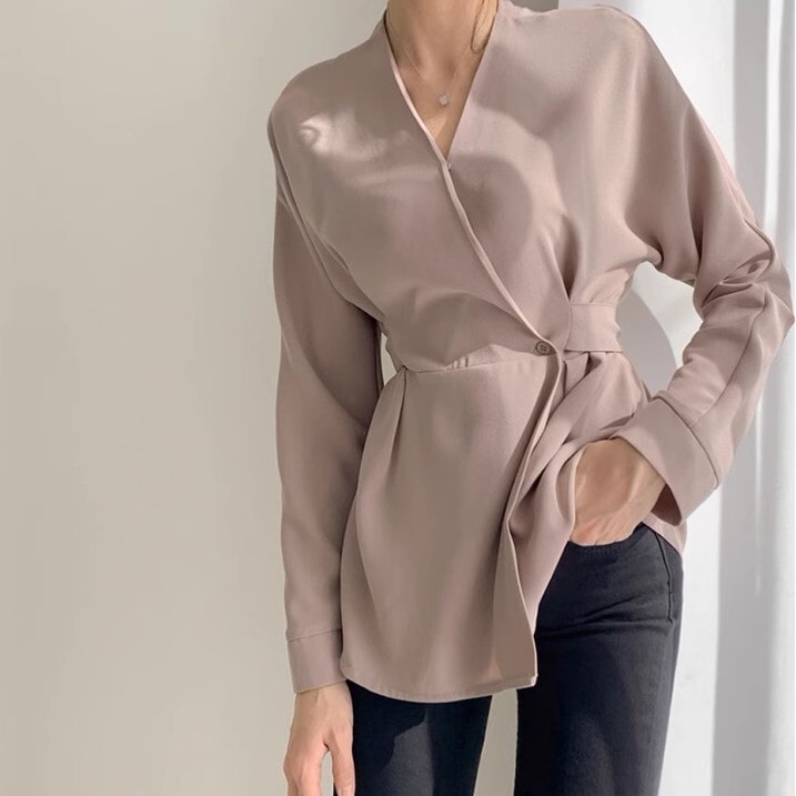 ウエストシェイプ ペプラム調 トップス ブラウス ミディアム丈 長袖 襟なし Vネック カシュクール ウエストマーク バックリボン バックシャン バックコンシャス 切り替えデザイン ハイウエスト