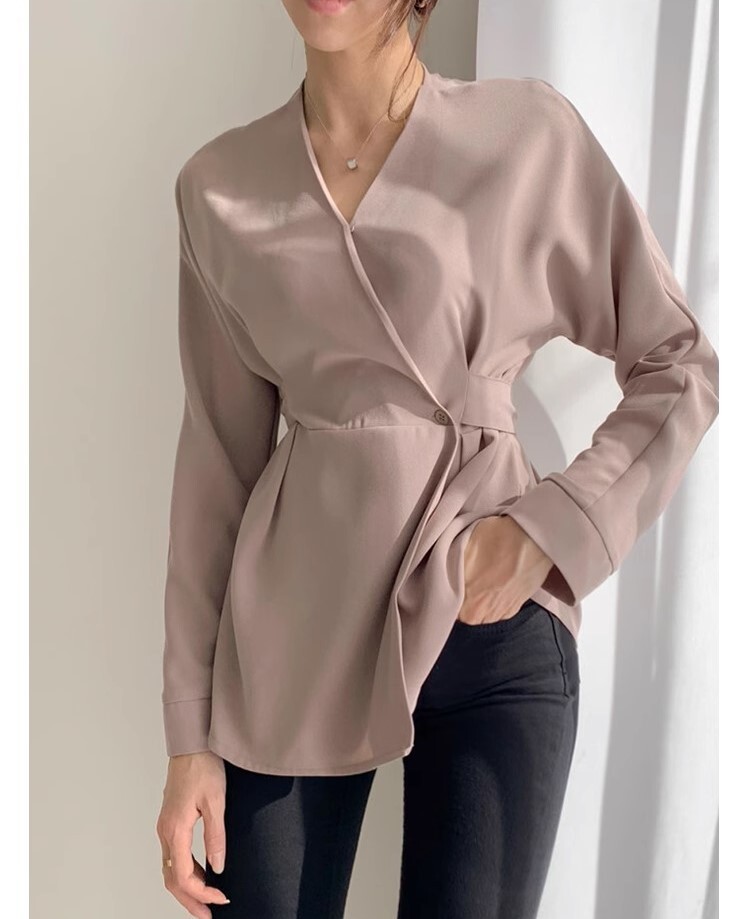 ウエストシェイプ ペプラム調 トップス ブラウス ミディアム丈 長袖 襟なし Vネック カシュクール ウエストマーク バックリボン バックシャン バックコンシャス 切り替えデザイン ハイウエスト