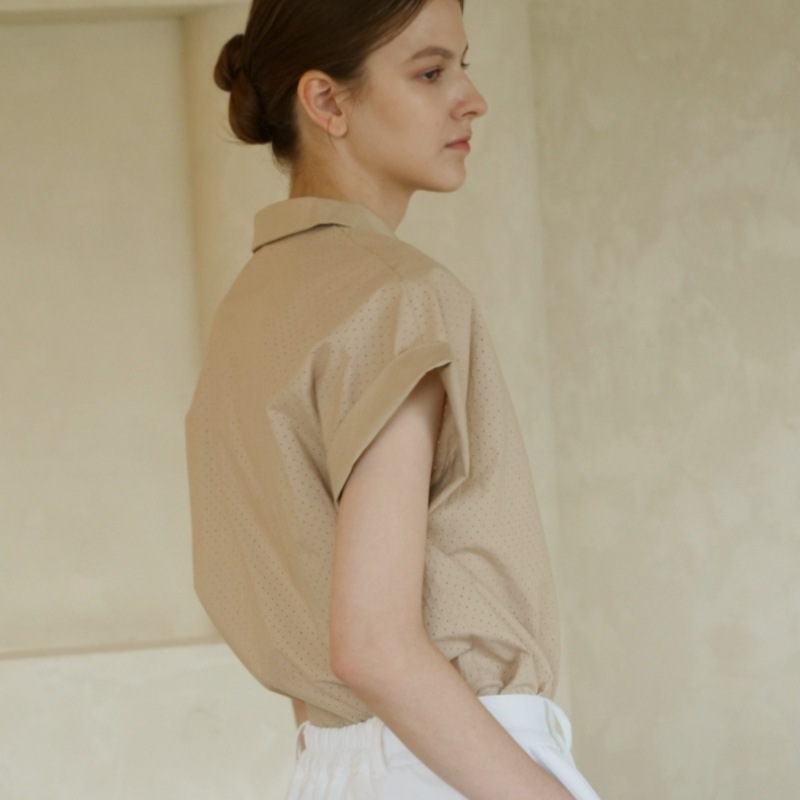 ACUD パンチングディテールシャツブラウス_ベージュ ACUD パンチングディテールシャツブラウス_ベージュ