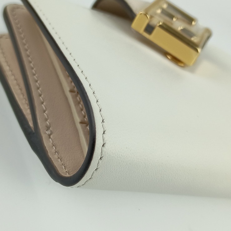 新古未使用展示品 FENDI フェンディ 二つ折り財布 FF ダイヤモンド スモールウォレット 8M0490 ホワイト系 ライトピンクベージュ系 ゴールド金具 カーフレザー【本物保証】