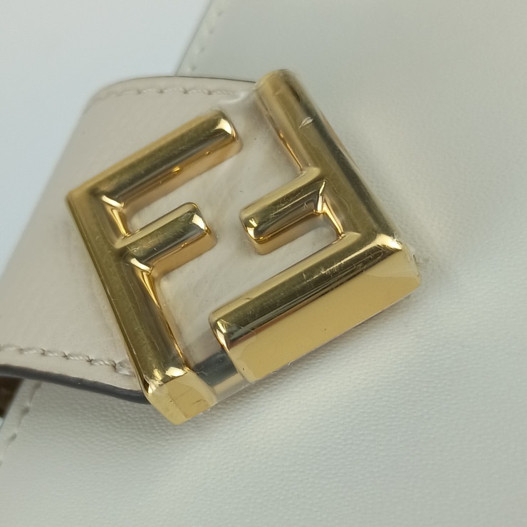 新古未使用展示品 FENDI フェンディ 二つ折り財布 FF ダイヤモンド スモールウォレット 8M0490 ホワイト系 ライトピンクベージュ系 ゴールド金具 カーフレザー【本物保証】