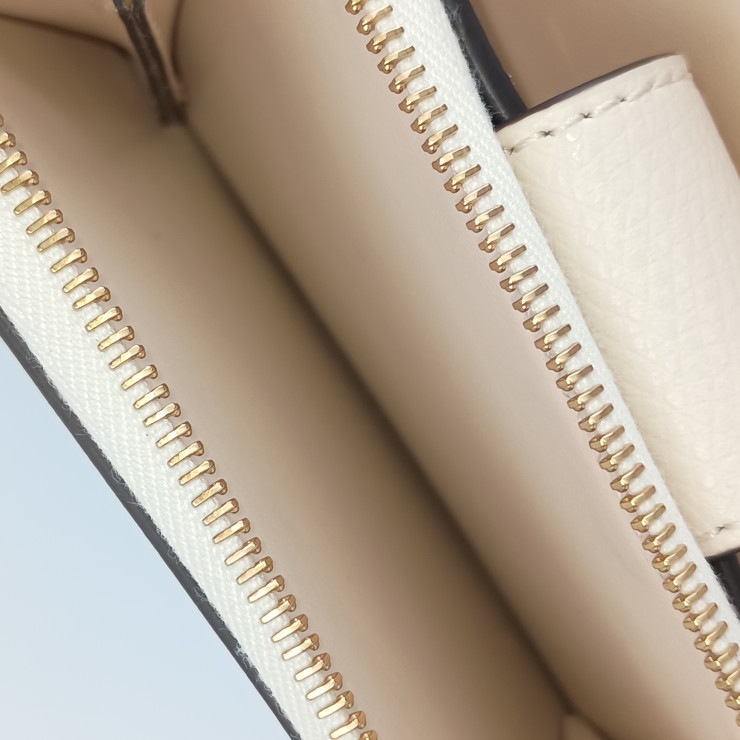 新古未使用展示品 FENDI フェンディ 二つ折り財布 FF ダイヤモンド スモールウォレット 8M0490 ホワイト系 ライトピンクベージュ系 ゴールド金具 カーフレザー【本物保証】