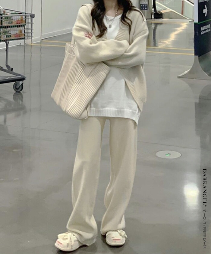 レイヤード風のトップスとワイドパンツのセットアップ レイヤード風のトップスとワイドパンツのセットアップ