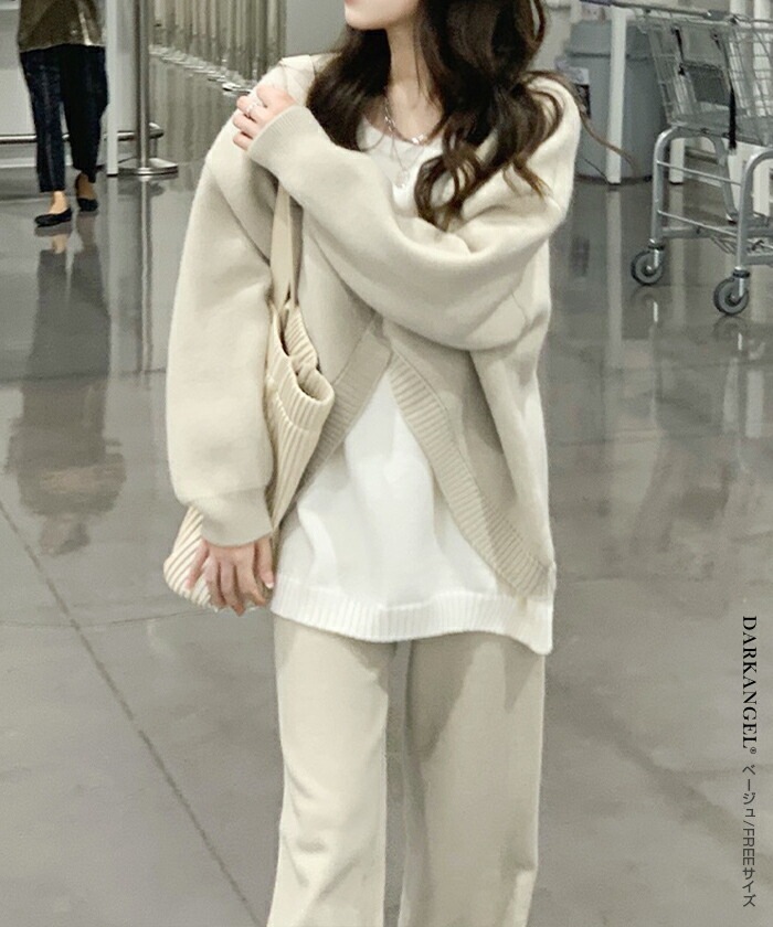 レイヤード風のトップスとワイドパンツのセットアップ レイヤード風のトップスとワイドパンツのセットアップ