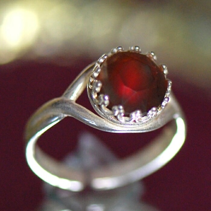 指輪 フリーサイズ 通販 リング ガラスビーズ 真鍮製 ９号～15号 サイズ調節可能 ヴィンテージビーズ 直径8mm 上品 華やか オシャレ おしゃれ 誕生日 記念日 ジュエリー アクセサリー 大人