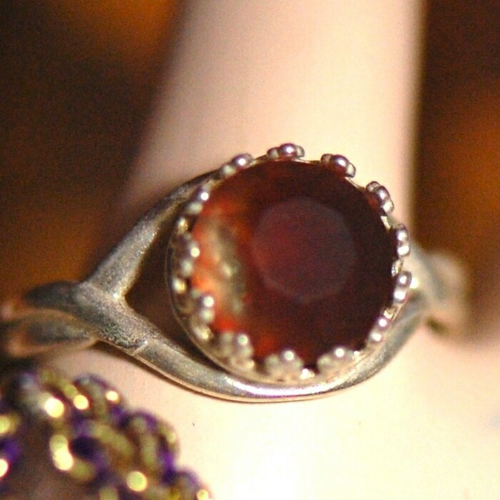 指輪 フリーサイズ 通販 リング ガラスビーズ 真鍮製 ９号～15号 サイズ調節可能 ヴィンテージビーズ 直径8mm 上品 華やか オシャレ おしゃれ 誕生日 記念日 ジュエリー アクセサリー 大人