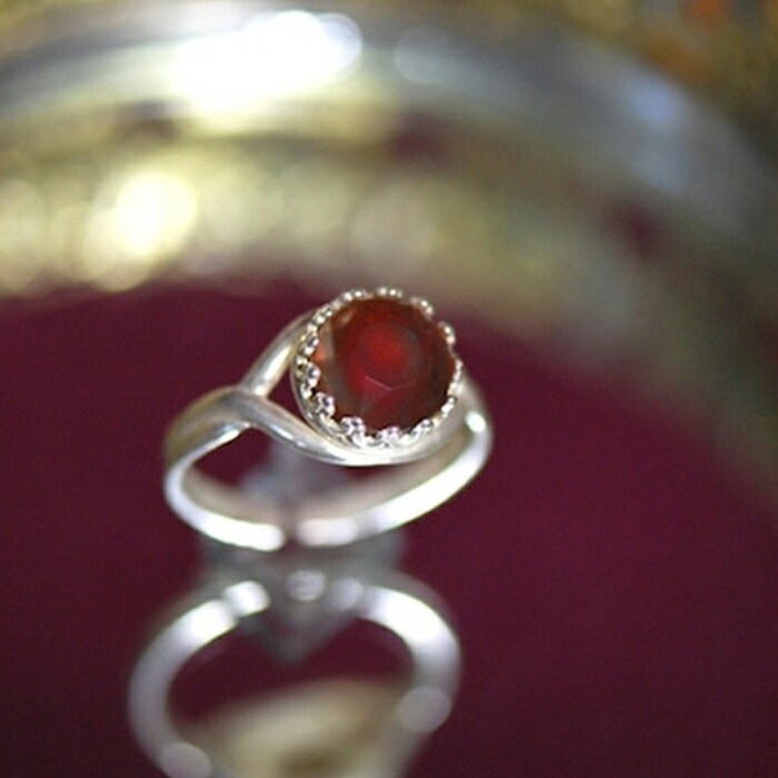 指輪 フリーサイズ 通販 リング ガラスビーズ 真鍮製 ９号～15号 サイズ調節可能 ヴィンテージビーズ 直径8mm 上品 華やか オシャレ おしゃれ 誕生日 記念日 ジュエリー アクセサリー 大人