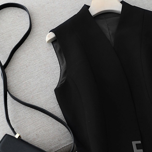 トップス ベスト ロングベスト 袖なし Vネック ウエストベルト かわいい 大人可愛い きれいめ シンプル カジュアル 上品 おしゃれ かっこいい 大人女子 こなれ感 個性的 主役級 存在感 キュート