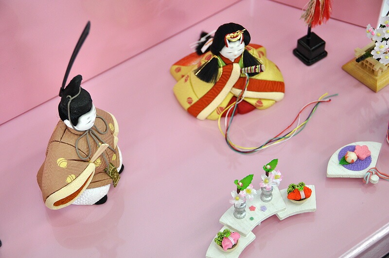雛人形 ひな人形 お雛様 おひなさま かわいい 手作り 2025年 新作 秀光 限定品 送料無料 コンパクトミニ 初節句 ひな祭り 木目込み 親王 二人 ２人 平飾り ケース ピンク ここはる 心春