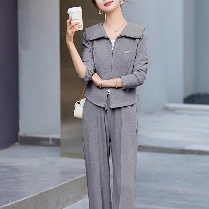 ハイエンドのカスタマイズ-女性のためのカジュアルスポーツウェアスーツ 2025 春の新スタイルルーズでスリムなラペルカーディガンワイドレッグパンツ気質 2 点セット ハイエンドのカスタマイズ-女性のためのカジュアルスポーツウェアスーツ 2025 春の新スタイルルーズでスリムなラペルカーディガンワイドレッグパンツ気質 2 点セット