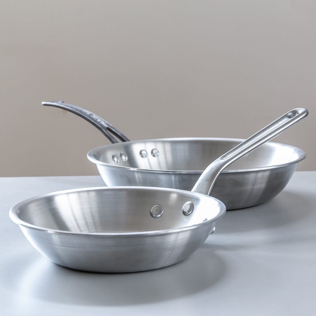 打出フライパン 21cm ガス火専用 アルミ製 中尾アルミ ガス火対応 直火専用 フライパン アルミフライパン 浅型 日本製 21センチ 打出し加工 いため鍋 炒め鍋 アルミパン プロ仕様 打出フライパン 21cm ガス火専用 アルミ製 中尾アルミ ガス火対応 直火専用 フライパン アルミフライパン 浅型 日本製 21センチ 打出し加工 いため鍋 炒め鍋 アルミパン プロ仕様