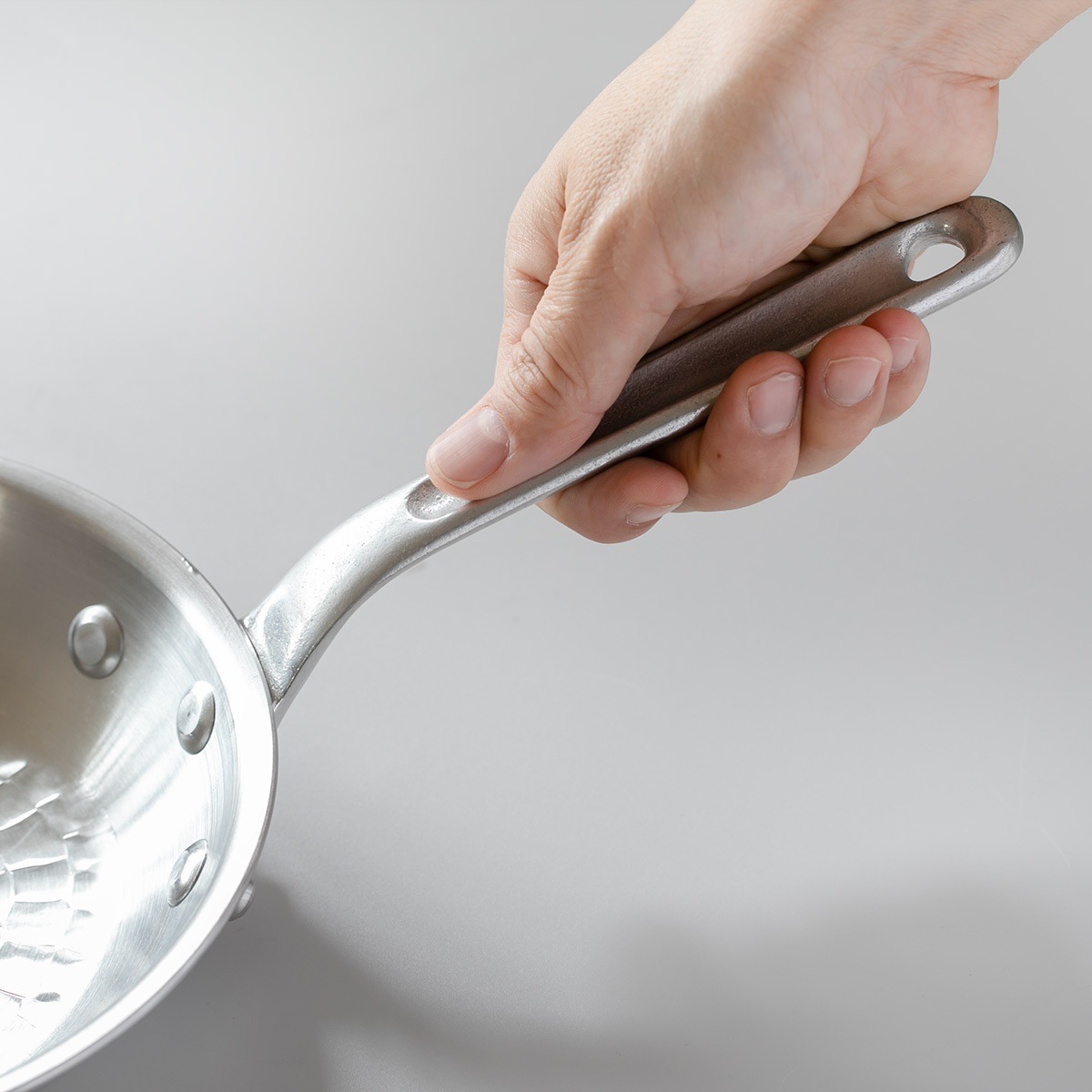 打出フライパン 21cm ガス火専用 アルミ製 中尾アルミ ガス火対応 直火専用 フライパン アルミフライパン 浅型 日本製 21センチ 打出し加工 いため鍋 炒め鍋 アルミパン プロ仕様 打出フライパン 21cm ガス火専用 アルミ製 中尾アルミ ガス火対応 直火専用 フライパン アルミフライパン 浅型 日本製 21センチ 打出し加工 いため鍋 炒め鍋 アルミパン プロ仕様