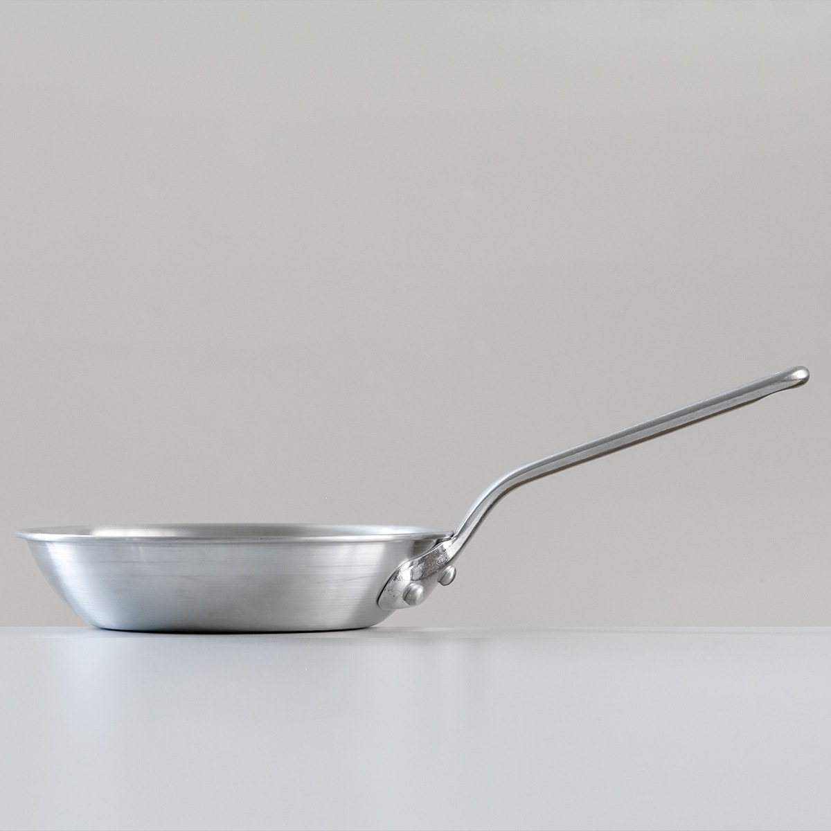 打出フライパン 21cm ガス火専用 アルミ製 中尾アルミ ガス火対応 直火専用 フライパン アルミフライパン 浅型 日本製 21センチ 打出し加工 いため鍋 炒め鍋 アルミパン プロ仕様 打出フライパン 21cm ガス火専用 アルミ製 中尾アルミ ガス火対応 直火専用 フライパン アルミフライパン 浅型 日本製 21センチ 打出し加工 いため鍋 炒め鍋 アルミパン プロ仕様