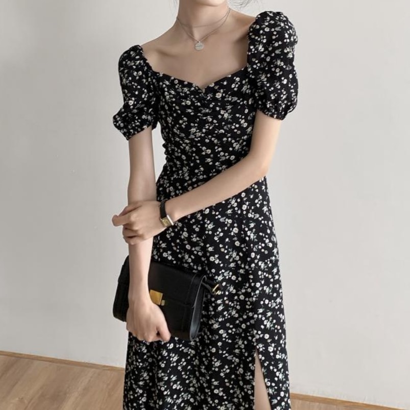 花柄ワンピース スリット ワンピース ワンピドレス 膝下 ロング ロング丈 袖あり 半袖 パフスリーブ スクエアネック セミフレア 細身 アシンメトリー サイドスリット 薄手 個性的 ブラック
