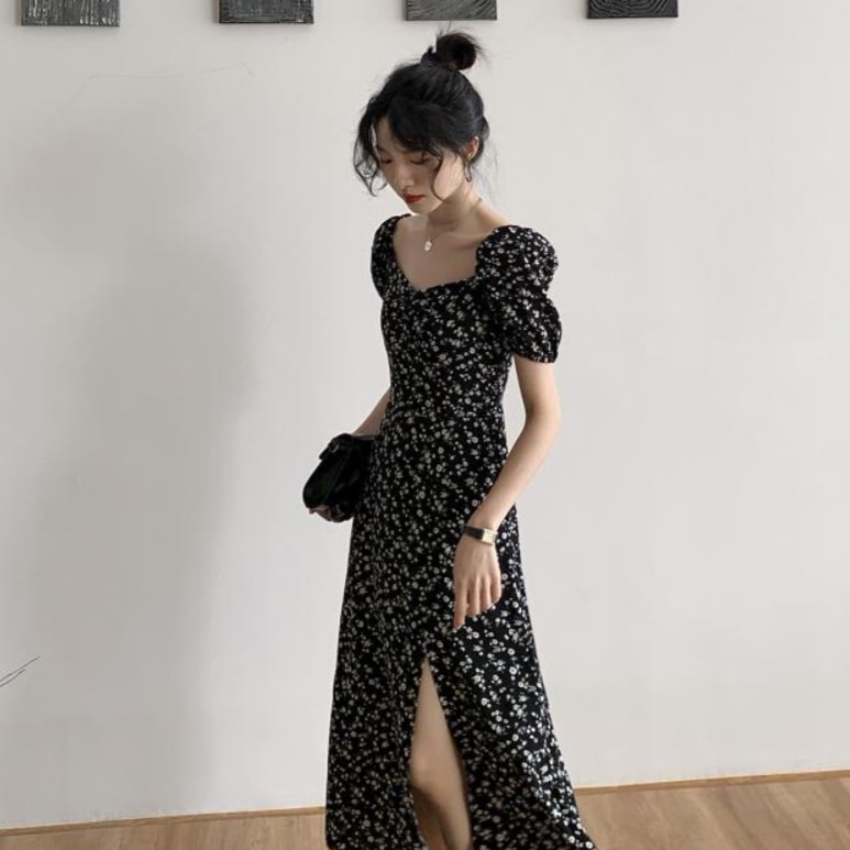 花柄ワンピース スリット ワンピース ワンピドレス 膝下 ロング ロング丈 袖あり 半袖 パフスリーブ スクエアネック セミフレア 細身 アシンメトリー サイドスリット 薄手 個性的 ブラック