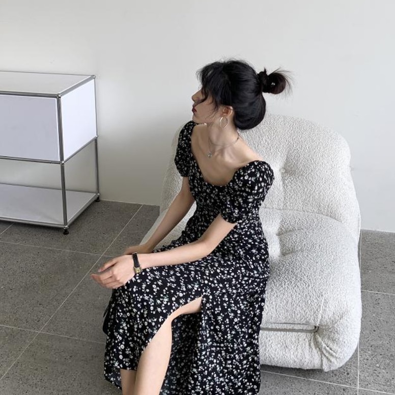 花柄ワンピース スリット ワンピース ワンピドレス 膝下 ロング ロング丈 袖あり 半袖 パフスリーブ スクエアネック セミフレア 細身 アシンメトリー サイドスリット 薄手 個性的 ブラック