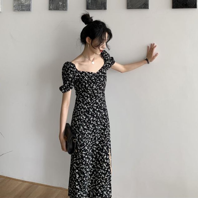 花柄ワンピース スリット ワンピース ワンピドレス 膝下 ロング ロング丈 袖あり 半袖 パフスリーブ スクエアネック セミフレア 細身 アシンメトリー サイドスリット 薄手 個性的 ブラック