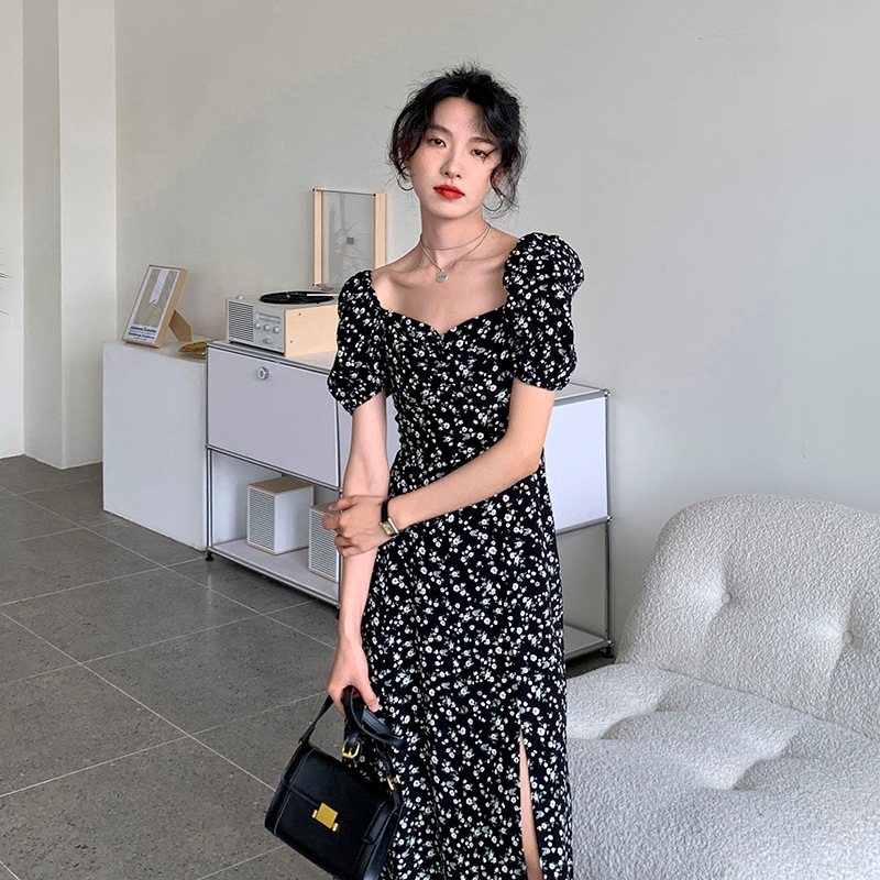 花柄ワンピース スリット ワンピース ワンピドレス 膝下 ロング ロング丈 袖あり 半袖 パフスリーブ スクエアネック セミフレア 細身 アシンメトリー サイドスリット 薄手 個性的 ブラック