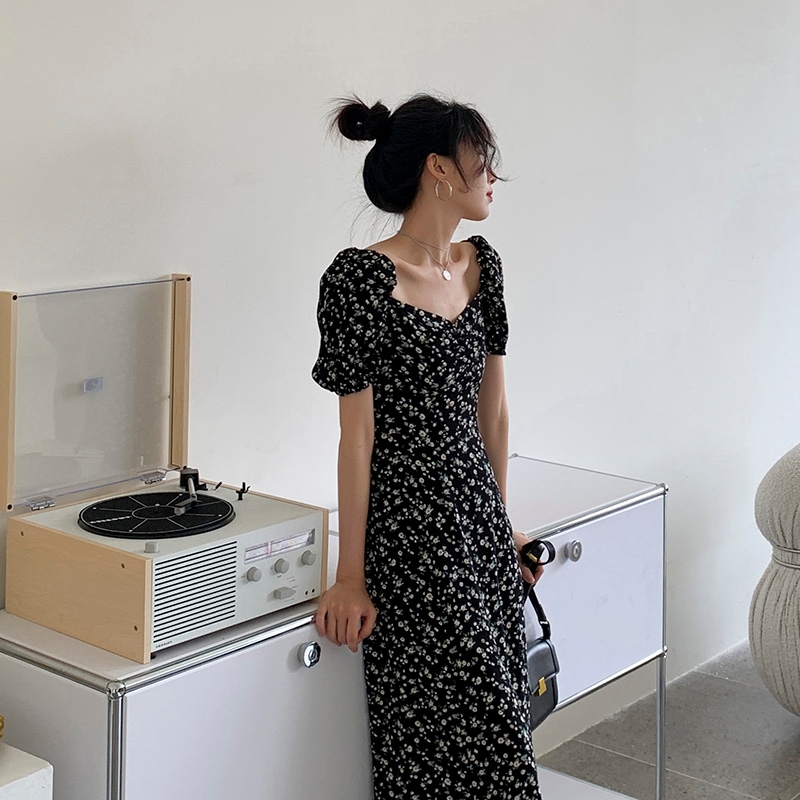 花柄ワンピース スリット ワンピース ワンピドレス 膝下 ロング ロング丈 袖あり 半袖 パフスリーブ スクエアネック セミフレア 細身 アシンメトリー サイドスリット 薄手 個性的 ブラック